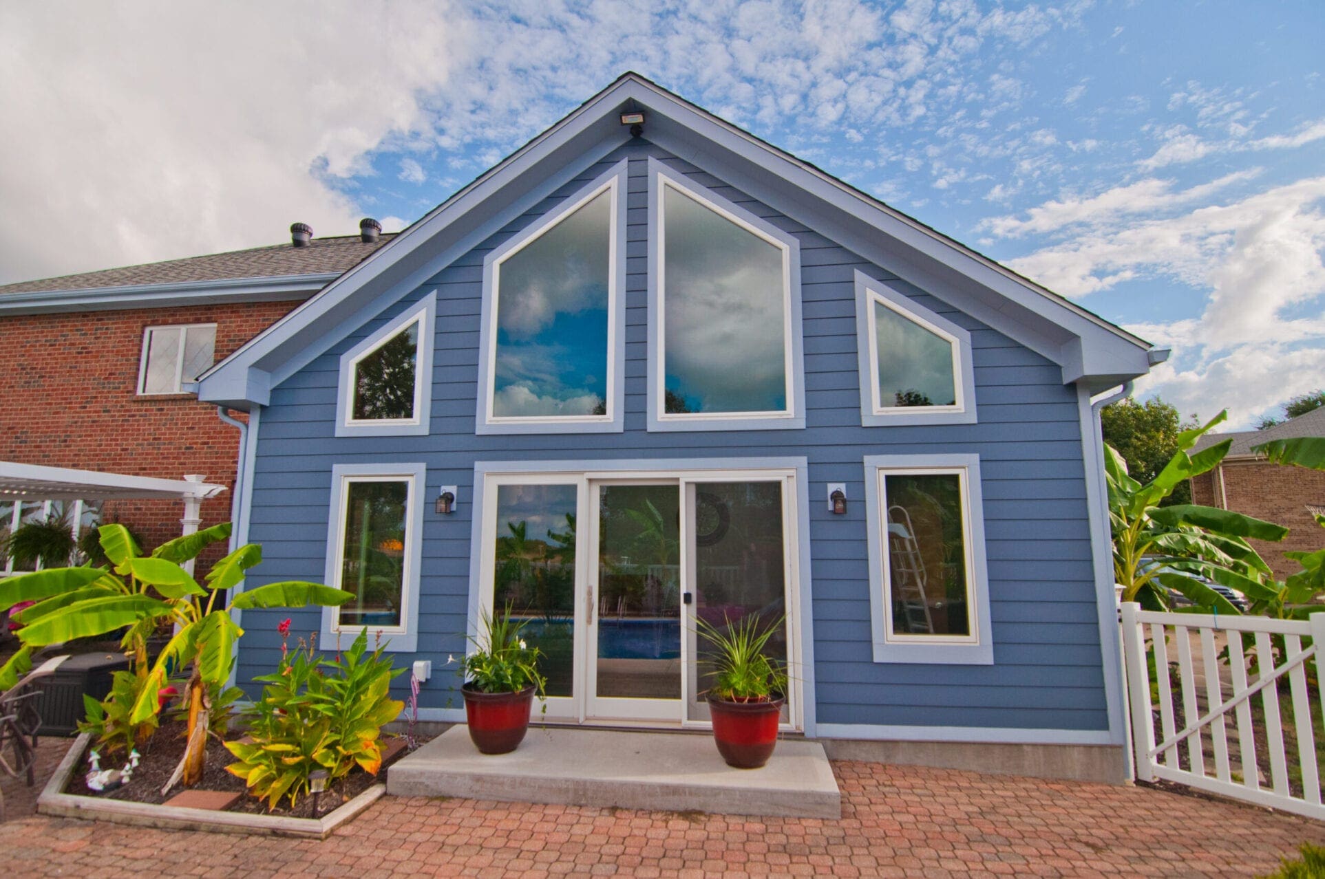 Great contrast colored house with additional space modeling